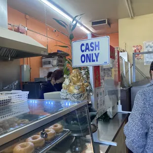 a cash only sign in a donut shop