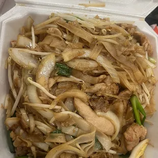 Chicken chow fun, flat noodle