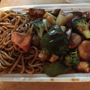 Shrimp in garlic sauce with plain lo mein ($1 extra)