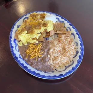 Chilaquiles con arroz y frijoles