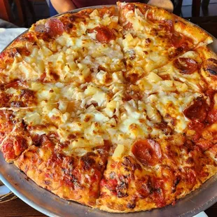 Light airy and slightly crispy pizza - great