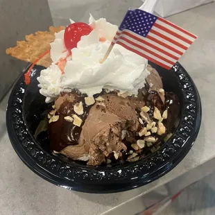 Brownie fudge sundae