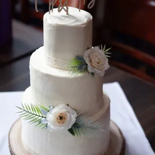 This was my own wedding cake! I was offered a cake for 500$ and that motivated me to do my own!