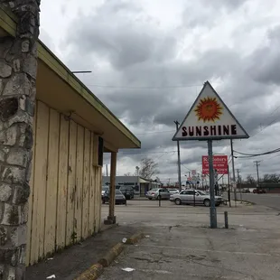 a sign for the sun shine restaurant