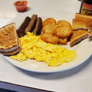 a plate of breakfast foods