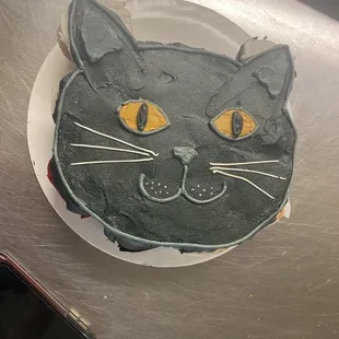 a cat face on a plate