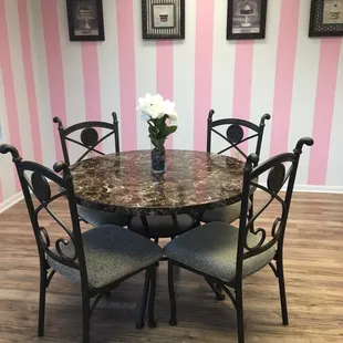 Come discuss your wedding cupcakes in our beautiful tasting room !