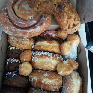Mmmmmmmmm these folks make very goooooood donuts, my hubby n my fav donuts store in town They also make gooooood pearl slushy drinks