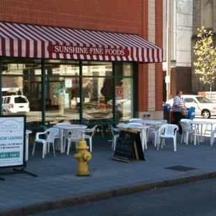the outside of a restaurant