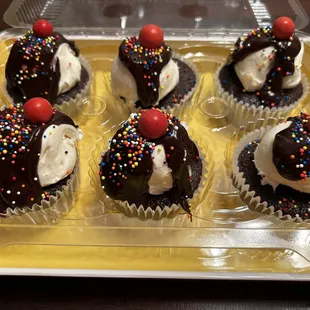 Hot fudge sundae cupcakes