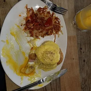 Eggs Benedict  with crispy hashbrowns