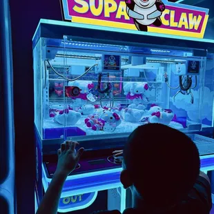 Mini claw game with V