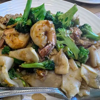 Stir-Fried Chow Fun (Pad Se-ew)
