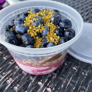 Build Your Own Pitaya Bowl with blueberries, oats, nutella and bee pollen.