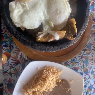 Chilaquiles con Huevo Plate