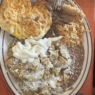 Chilaquiles verdes con huevo estrellado