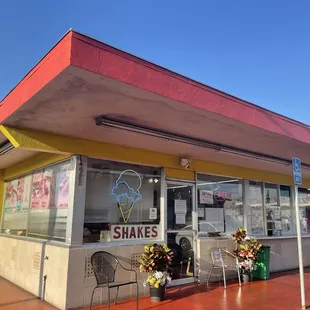 the outside of a restaurant
