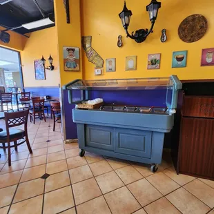 Super Burrito - salsa bar