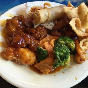 Spring roll-crab Rangoon-General Tsos-broccoli/chicken-spicy garlic chicken...they do have a lot of beef and seafood too!