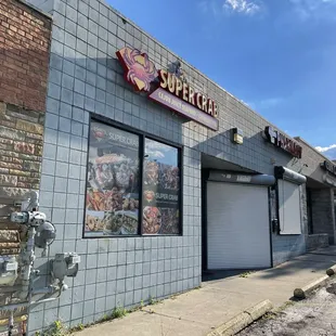 the outside of a restaurant