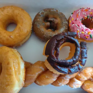 Good donuts. Dishonest service. Just pay attention to howany selections you made.