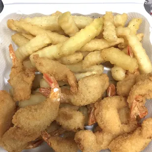 Fried shrimp basket with fries
