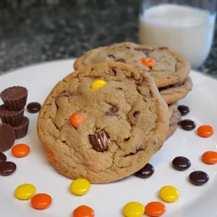 If you love peanut butter and chocolate, you've got to try the REESE'S  PEANUT BUTTER BLAST! 
Limited time only