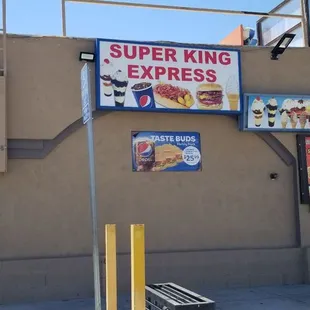 the front of a fast food restaurant