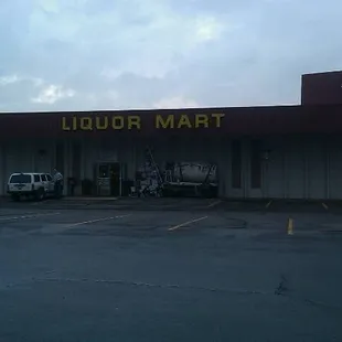 the outside of a liquor store