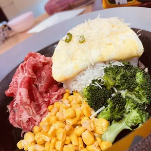 6. Cheesy Omelette Rice with Beef