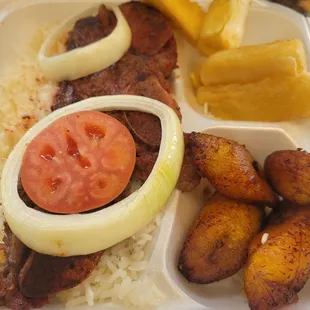 Beef ribs on rice with yucca and plantains