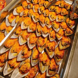 a tray of mussels and clams