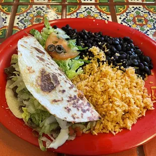 Super taco plate with rice and black beans