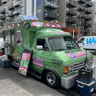 a green food truck