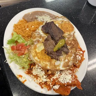 Chilaquiles Rojos con Carne y Huevo Desayuno