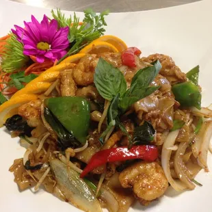Thai Drunken Noodles w.White Meat Chicken