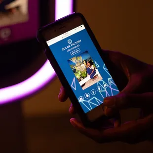 Photos, videos, gifs, and boomerangs are sent directly to smartphones.