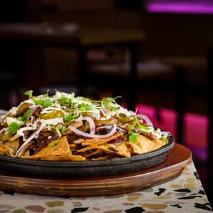 NACHO'S NACHOS
mole negro, avocado, carnitas mushroom, poblano, pickled jalapeño, red onion, crema, mexican cheese blend, cilantro