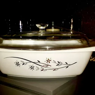 Found a cheap piece of vintage Pyrex! Man, my kitchen is going to look awesome when I'm done.