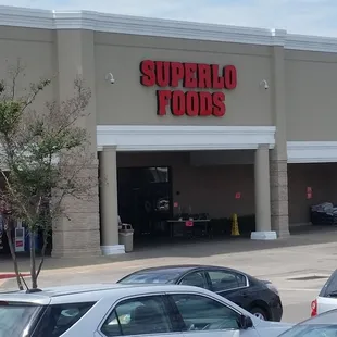 a superlo foods store in a parking lot