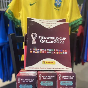 Camisa do Brasil e figurinha da copa