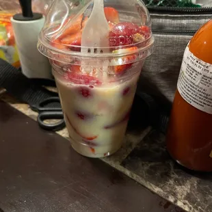 This is how I was handed the " fresas con crema " ! Así me lo dieron que mal servicio!!