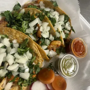 This place has now spectacular real Mexican tacos.Delicious. I recommend.