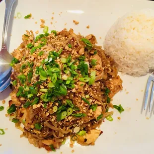 Traditional thai Pad Thai - chicken with no bean sprouts and extra scallions, spice level 2