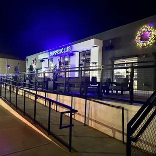 the outside of a restaurant at night