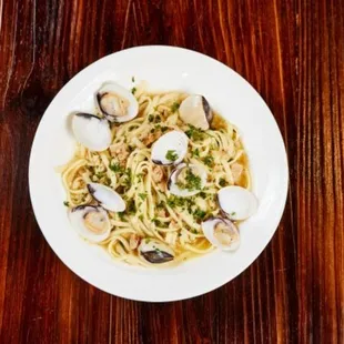 a plate of spaghetti with clams