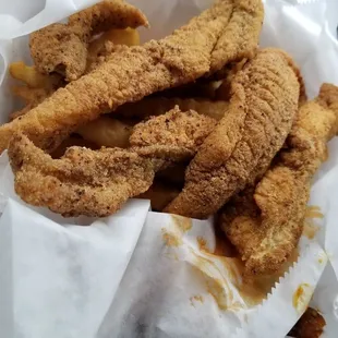 Catfish n wings combo w seasoned fries