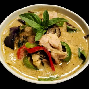 Green curry paste in coconut milk with choice of meat, bamboo shoots, eggplant, bell peppers and basil leaves.