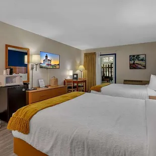 Double Queen Poolside