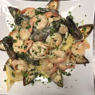 a plate of shrimp and musselling